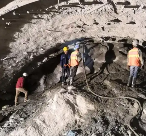 青铜峡拱顶带模注浆料的施工流程及注意事项